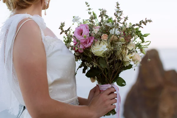 Ramo de novia de moda sobre fondo de mar — Foto de Stock