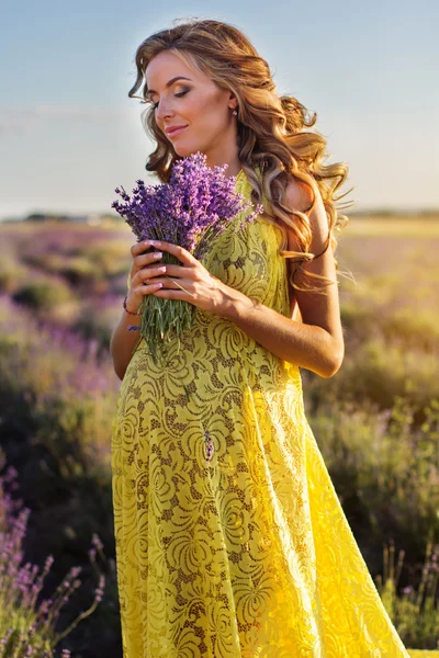 Gravid flicka på ett lavendelfält — Stockfoto