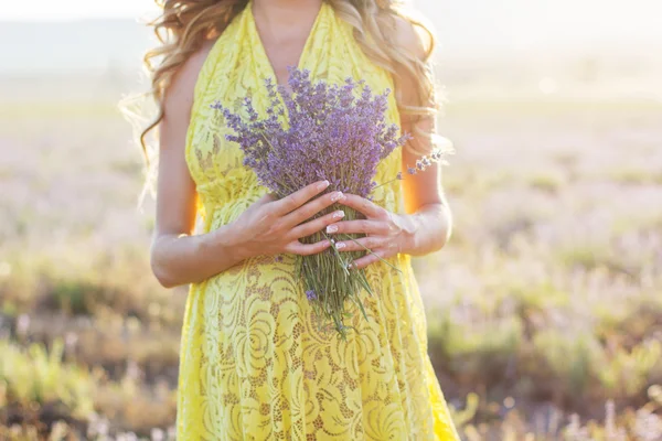 Vientre de la mujer embarazada en un campo de lavanda — Foto de Stock