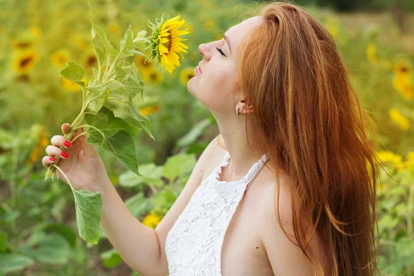 Mujer feliz en el campo con girasoles — Foto de Stock