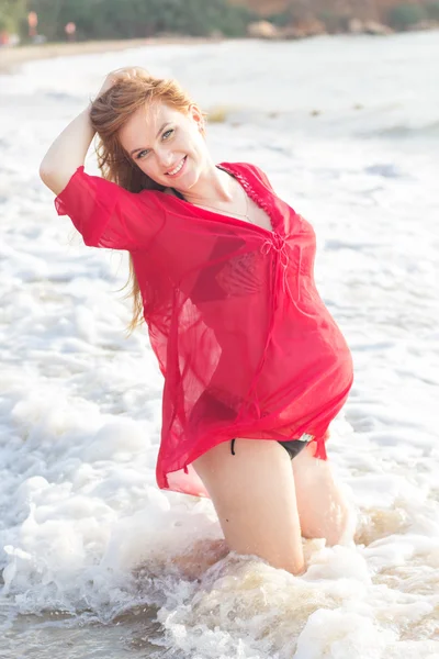 Těhotná žena na písečné pláži — Stock fotografie