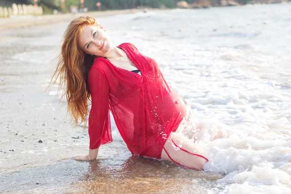 砂浜のビーチで妊娠中の女性 — ストック写真