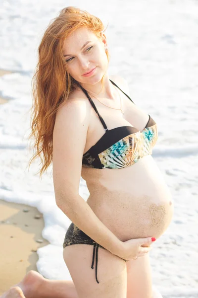 Femme enceinte sur la plage — Photo