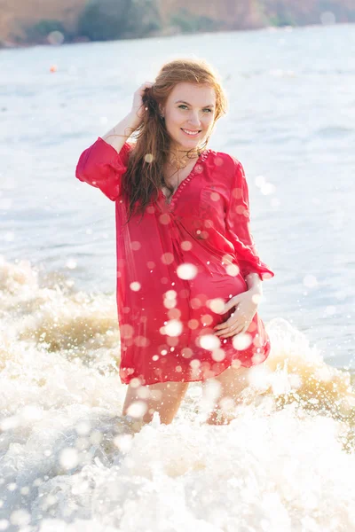 Pregnant woman on the sandy beach — Stock Photo, Image