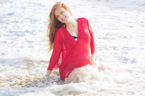 Kumlu sahilde hamile kadın — Stok fotoğraf