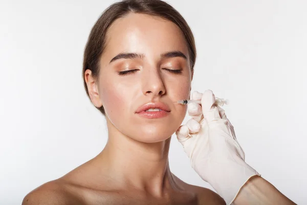 Chica recibiendo inyección de belleza a los labios — Foto de Stock