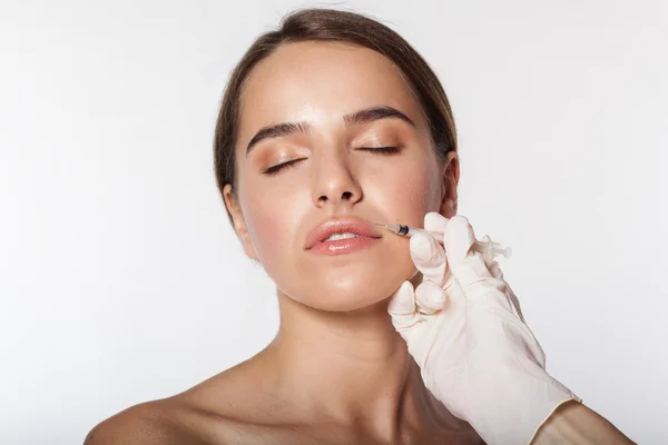 Chica recibiendo inyección de belleza a los labios — Foto de Stock