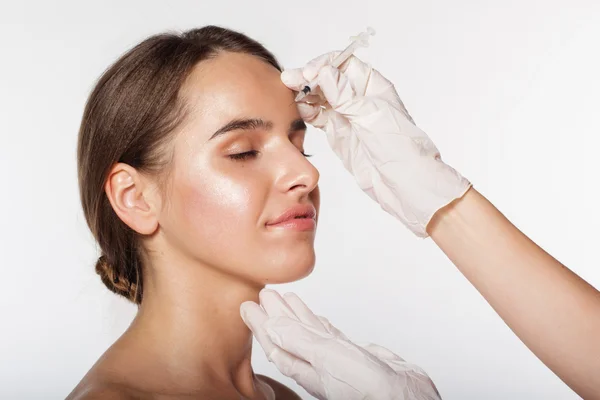 Chica recibiendo antiedad de belleza inyección para la cara — Foto de Stock