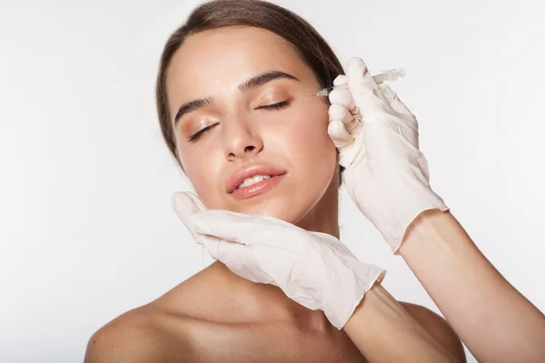 Chica recibiendo inyección de belleza por el médico — Foto de Stock