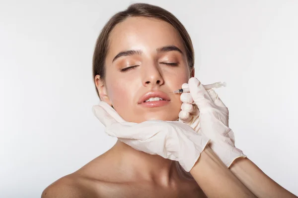 Chica recibiendo inyección de belleza por el médico — Foto de Stock