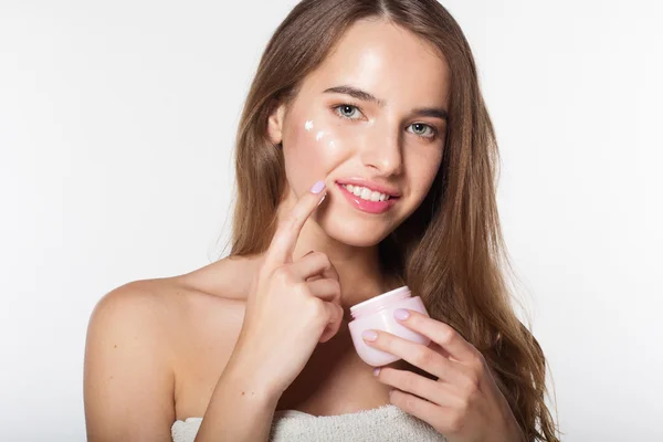 Ragazza con vaso di crema idratante — Foto Stock