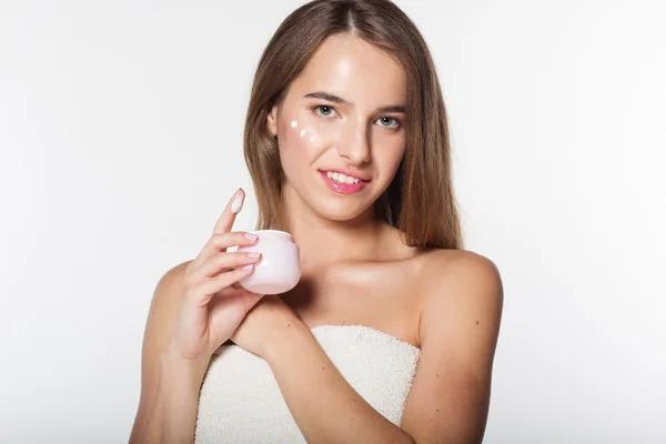 Chica con tarro de crema facial hidratante — Foto de Stock