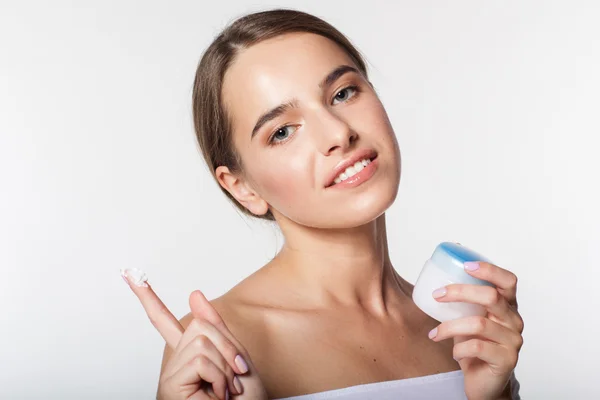 Chica con tarro de crema hidratante facial — Foto de Stock