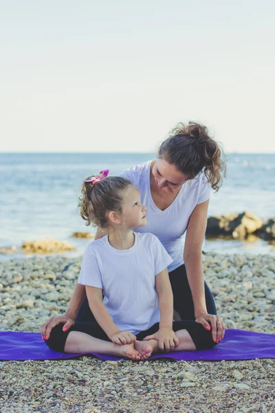 Moeder en dochter doen yoga buiten — Stockfoto