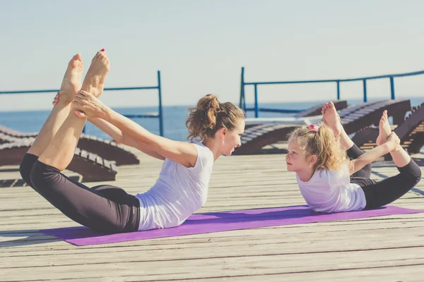 Mor och barn gör sport utomhus — Stockfoto