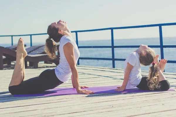 Anne ve çocuk açık havada spor yapmak — Stok fotoğraf