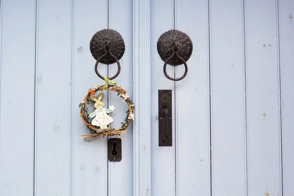 Porta in legno con ghirlanda — Foto Stock