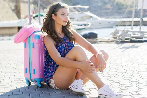 Girl going to vacations with pink suitcase — Stock Photo, Image