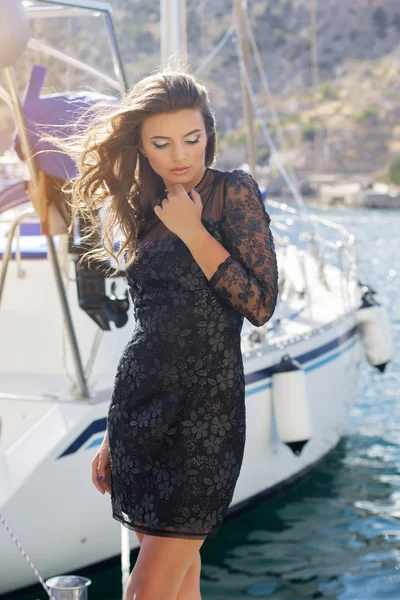 Mode kvinna står nära yacht — Stockfoto