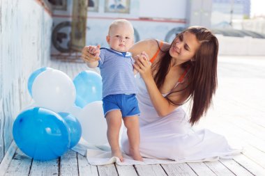 Mavi beyaz balonlarla anne ve oğlu