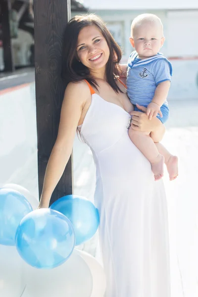 Ładna mama i syn z balonami — Zdjęcie stockowe