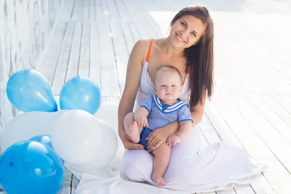 Young mother and son with balloons — Stock Photo, Image