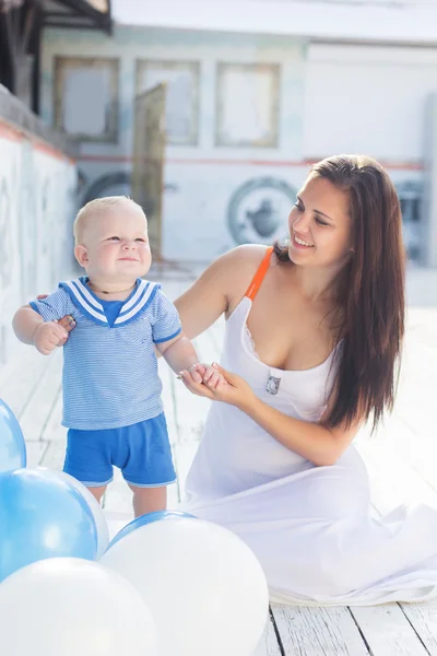 Madre y niño pequeño con globos al aire libre — Foto de Stock