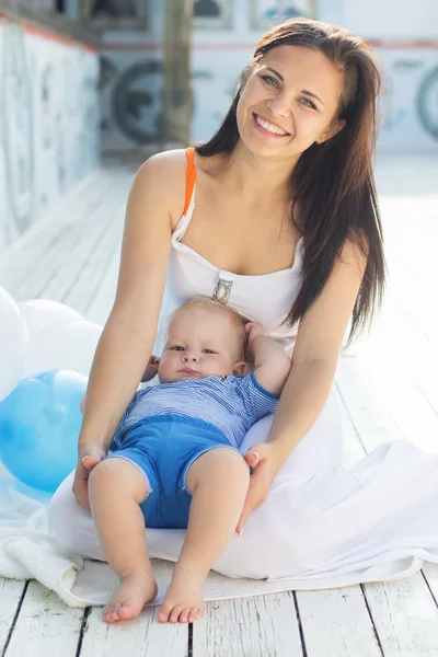 Mamá y niño pequeño con globos al aire libre — Foto de Stock