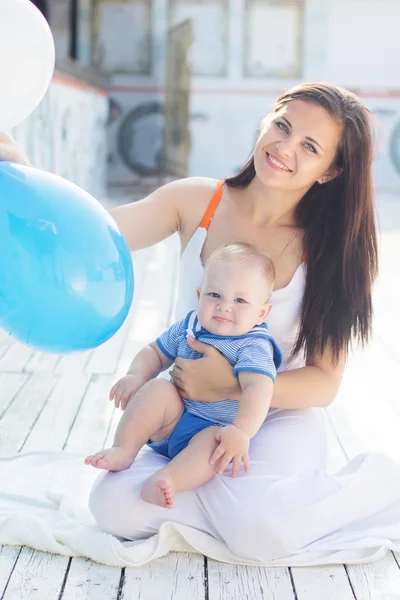 Mom and little child boy with balloons outdoors — Stock Photo, Image