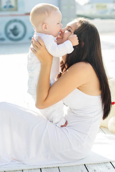 Mom and son are wearing white clothes — Stock Photo, Image
