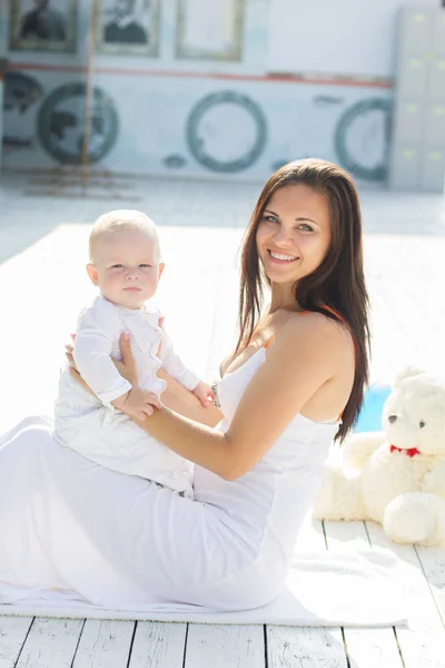 Mom and son are wearing white clothes — Stock Photo, Image