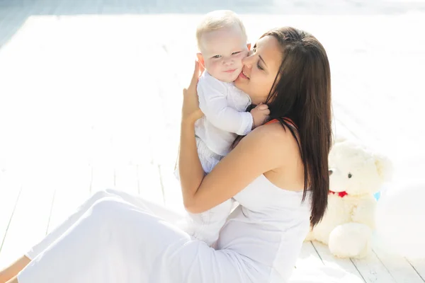 Mamá y el niño pequeño llevan ropa blanca. — Foto de Stock