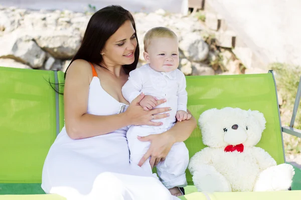 Madre y pequeño niño en swing — Foto de Stock