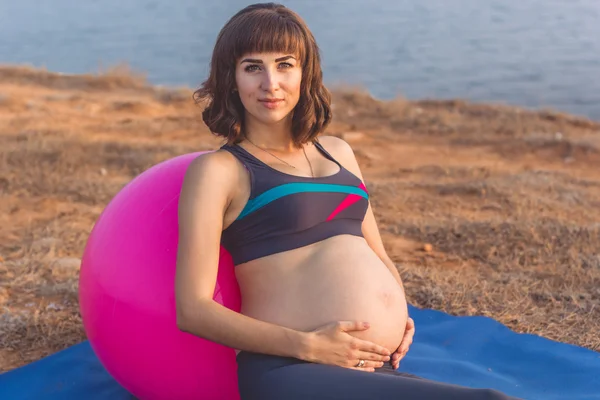 Mujer embarazada con fitball — Foto de Stock