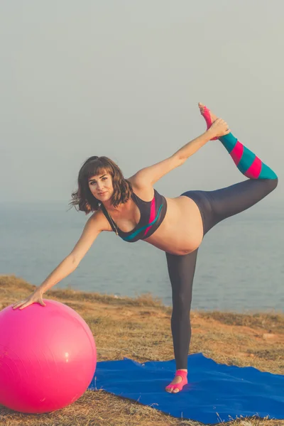 Mujer embarazada con fitball —  Fotos de Stock
