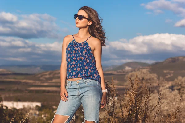 Bastante adolescente chica sobre naturaleza fondo — Foto de Stock