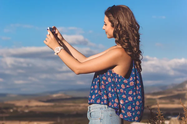 Söt tonåring tjej tar selfie via telefon — Stockfoto