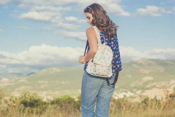 Pretty teen flicka med påse över naturen bakgrund — Stockfoto