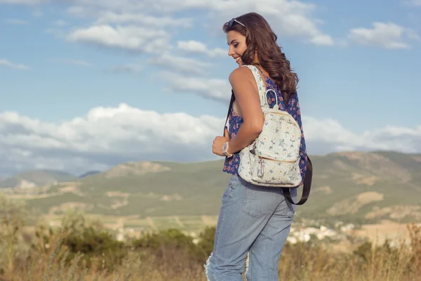 Menina bonita adolescente com saco sobre fundo natureza — Fotografia de Stock