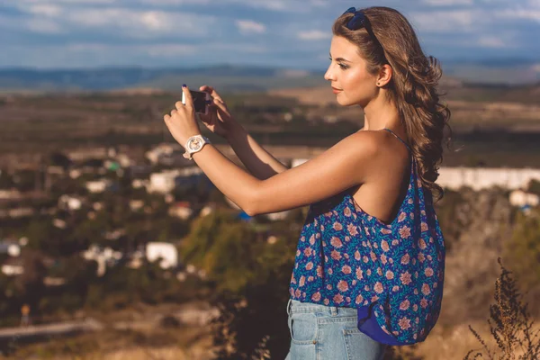 Pretty teen flicka tar bild via telefon — Stockfoto