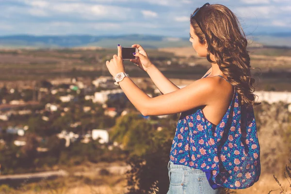 Söt tonåring tjej tar selfie via telefon — Stockfoto