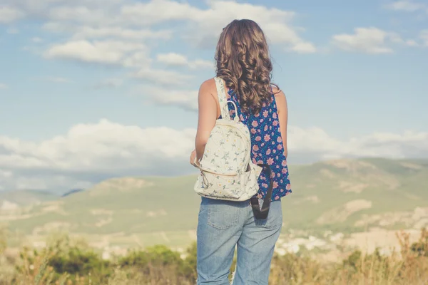 Bella ragazza adolescente con borsa sullo sfondo della natura — Foto Stock