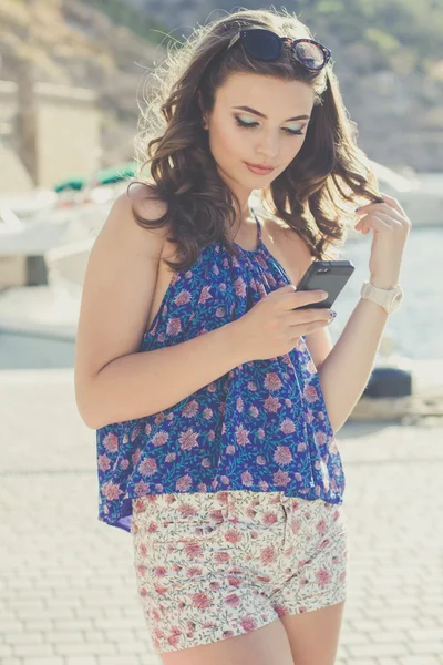 Красива дівчина дивиться на свій телефон — стокове фото