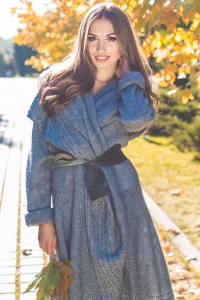 Mujer joven en el parque con hojas de otoño —  Fotos de Stock