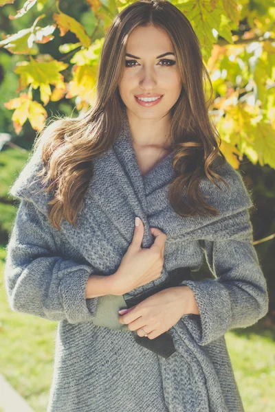 Jonge vrouw in herfst park — Stockfoto