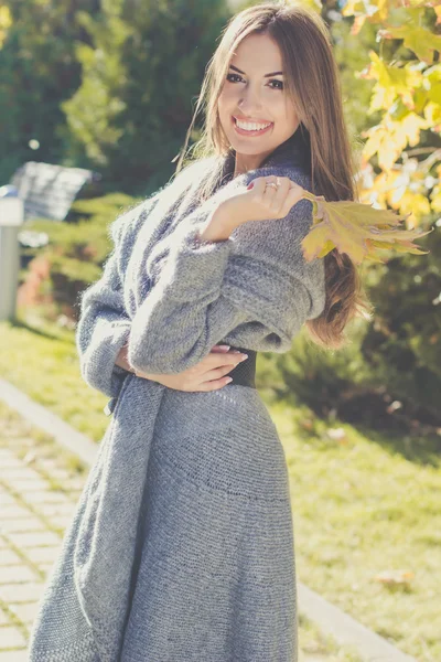 Mulher bonita no parque com folhas de outono — Fotografia de Stock