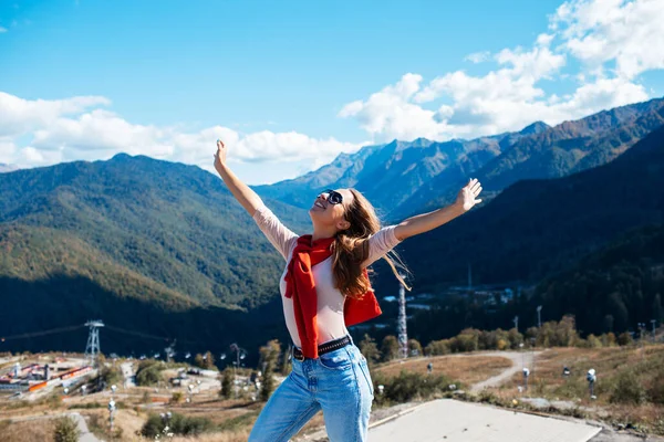 Mujer joven en Sochi con vista a la montaña en el fondo, Rusia. Imágenes de stock libres de derechos