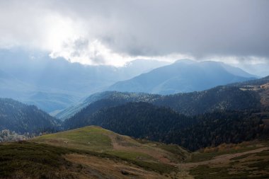 Soçi dağlarında sonbahar. Rusya seyahat kavramı.