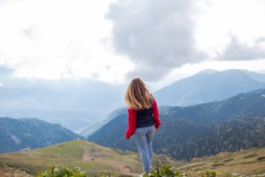 Genç bir kadın Sochi, Rusya 'da dağ yürüyüşüne çıktı..