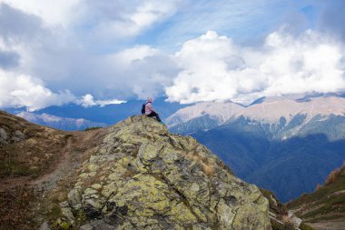 Genç bir kadın Sochi, Rusya 'da dağ yürüyüşüne çıktı..